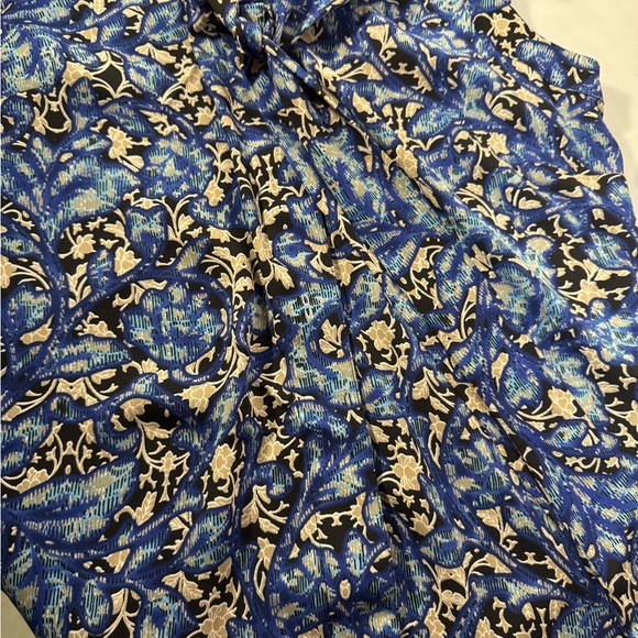 Anne Klein Women’s Floral Blue and Cream Sleeveless w/ tie Top. Poly. Size 0 - Picture 6 of 8